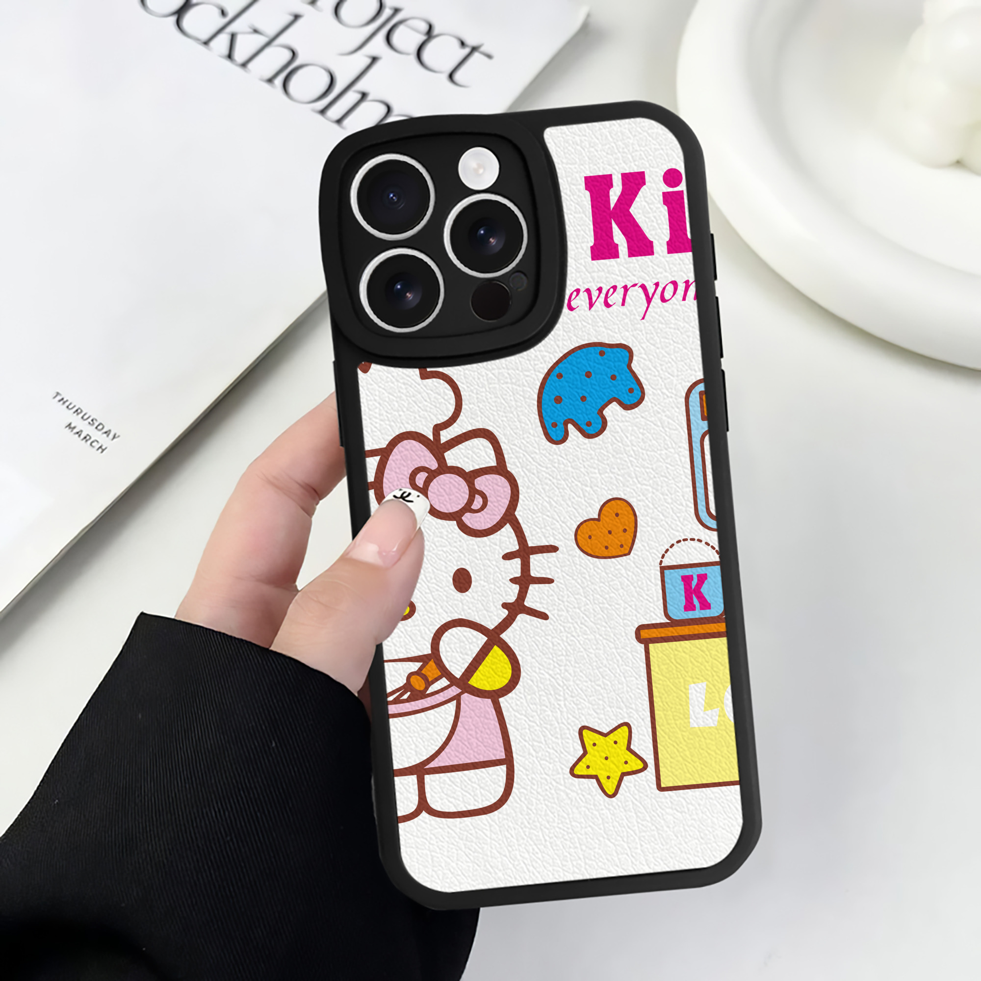（画像用） Hello Kitty ハローキティ 【iPhone 16シリーズ対応】シリコンスマホケース（レザー調） 材質：シリコン